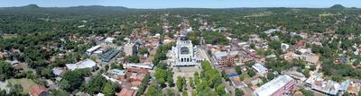 Vista área de parte del microcentro de la Villa Serrana. La ciudad se originó y se desarrolló  en torno a la devoción 
a la Virgen de los Milagros de Caacupé.
