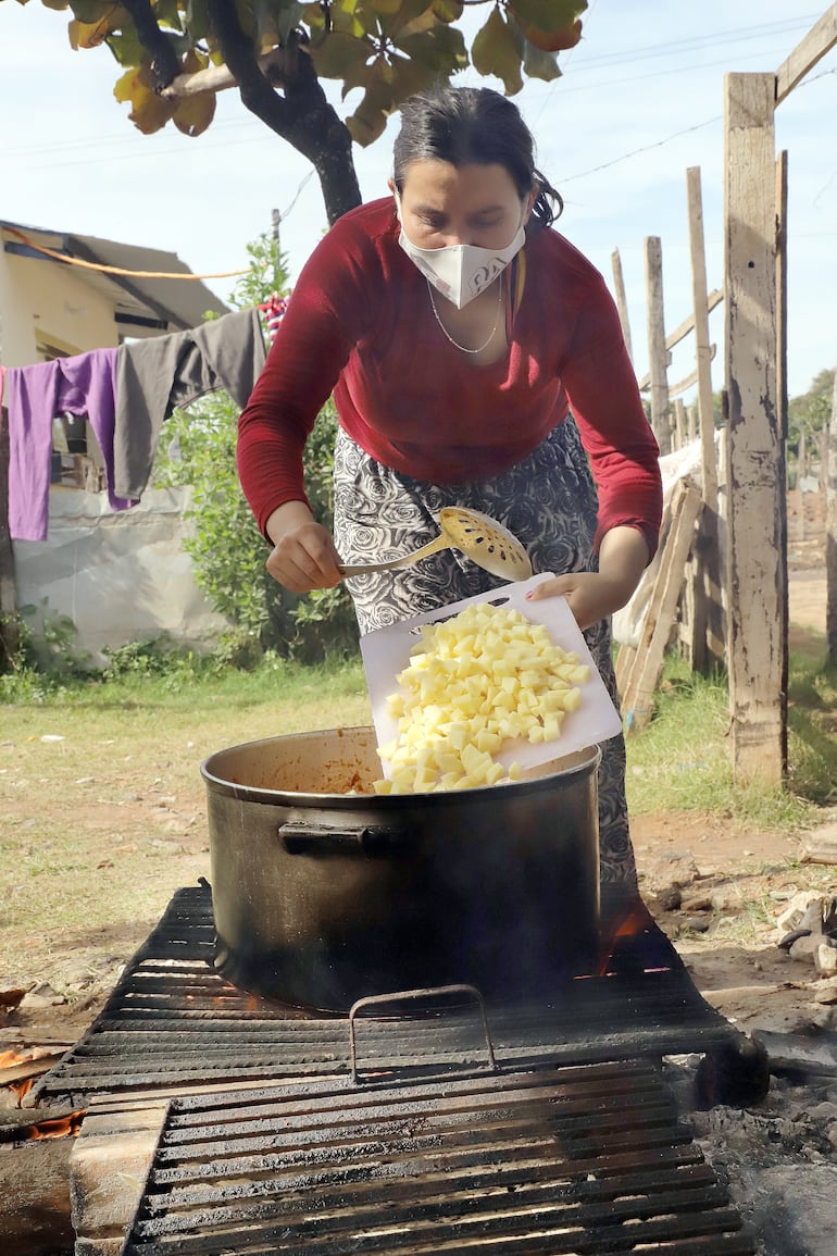 Olla popular en la comunidad Caacupemí en el Bañado Sur.