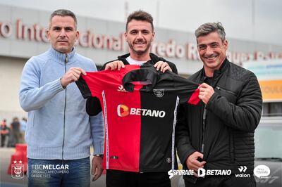Mariano Soso (c), entrenador argentino, durante la presentación como técnico del Melgar de Perú.