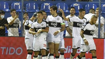 Festejo de gol del juvenil  Hugo Quintana (19), quien llegó al tanto tras conectar de cabeza un servicio del colombiano  Otálvaro.