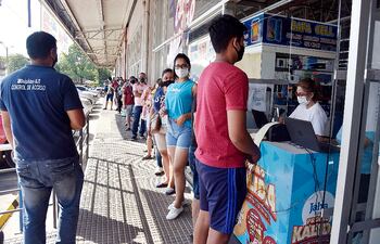 El jefe de Gabinete de la Presidencia expresó que un incentivo podría ser regalar las tarjetas del billetaje electrónico.