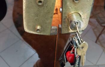 La cerradura del local comercial quedó dañada tras ser forzada por los supuestos ladrones.