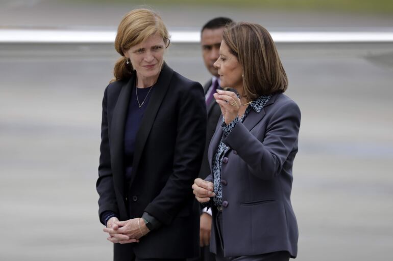 La Administradora de la Agencia de los Estados Unidos para el Desarrollo Internacional, Samantha Power (i), conversa con la ministra de Exteriores de Colombia, Marta Lucía Ramírez (d), a su llegada a la base militar de Catam en Bogotá (Colombia). 
