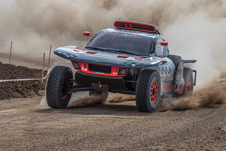 Los suecos Mattias Ekström y Emil Bergkvist del equipo Audi Sport, en acción durante el prólogo del Rally Dakar 2023 en Sea Camp, Arabia Saudí. (EFE)
