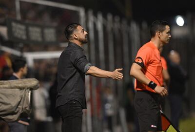 Julio Cáceres (i), entrenador de Olimpia, durante el clásico más añejo con Guaraní por la fecha 12 del torneo Clausura 2022 del fútbol paraguayo.