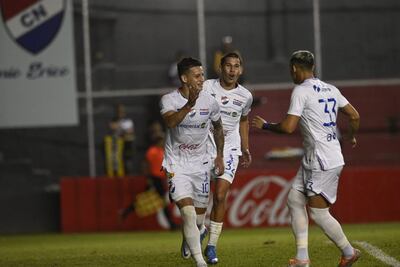 Juan Danilo Santacruz, celebrando el segundo gol junto Jesús Cáceres (i) y Orlando Gaona Lugo (d).