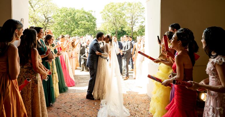 Terminada la ceremonia religiosa el nuevo matrimonio posó para las cámaras.