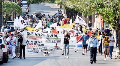 Los universitarios del CEUNA marcharon ayer por las calles asuncenas pidiendo que la gratuidad sea para todos, sin ningún tipo de distinción, y que se pueda aplicar la ley este año.