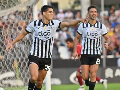 Lorenzo Melgarejo (i) hizo el 2-1 para Libertad ante Ameliano.