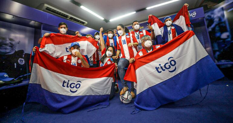 Parte de los personales de blanco que anoche fueron privilegiados hinchas en el Defensores.