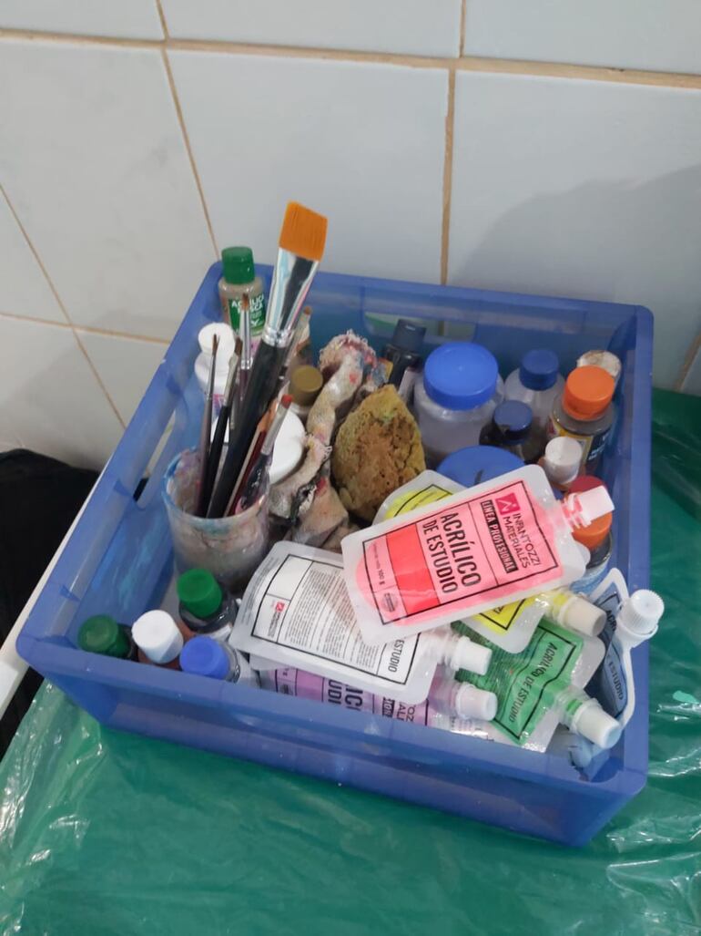 Pintan figuras animadas para hacer más cálido el pasillo del área pediátrica del Ineram.