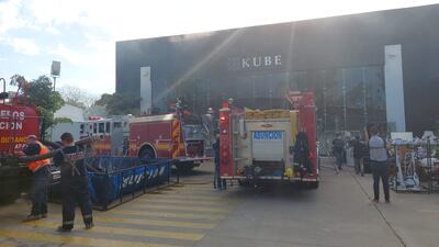 Bomberos siguen trabajando, pero el incendio ya fue controlado en depósito de Kube.
