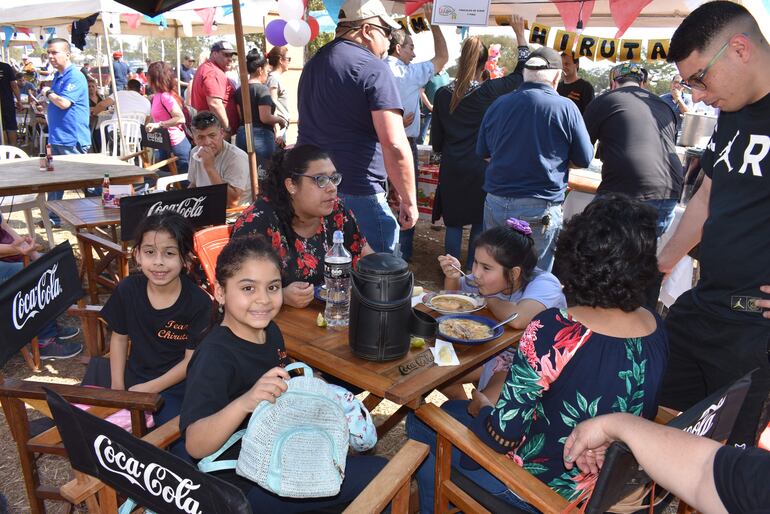 Familias disfrutaron de diversos platos a base de pescado. 