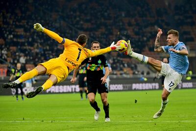 Ciro Immobile (d) se anticipa al arquero Samir Handanovic, del Inter, en la jugada previa al gol de Lazio.