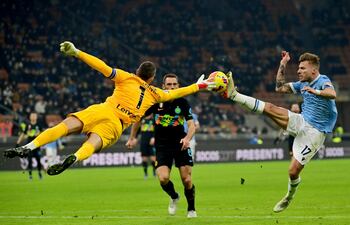 Ciro Immobile (d) se anticipa al arquero Samir Handanovic, del Inter, en la jugada previa al gol de Lazio.