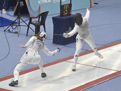 Una de las esgrimistas paraguayas en plena competencia en los Juegos Odesur Asunción 2022.