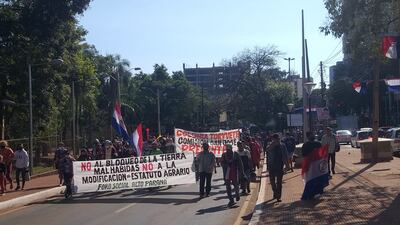 Los manifestantes marcharon sobre la avenida Pioneros del Este, en pleno microcentro de Ciudad del Este.