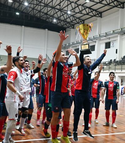 El festejo azulgrana con el trofeo de campeón en manos del técnico Wilhelm Guimaraes.