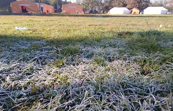 El campamento del Hospital Nacional de Itauguá se tiñó de blanco esta madrugada.