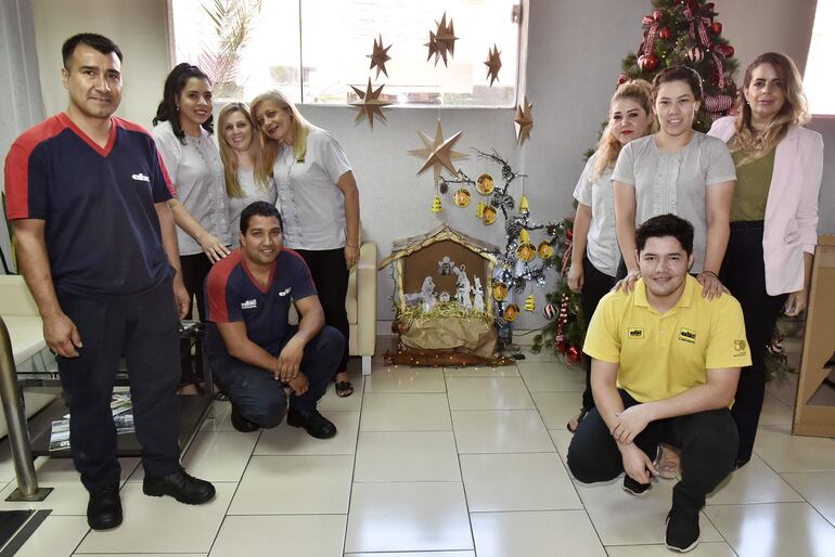 “Las estrellas de Publicidad” fue el proyecto ganador del concurso de pesebres de ABC. En la foto, parte del equipo que se destacó por su creatividad.