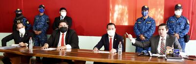 El diputado Miguel Cuevas, procesado por enriquecimiento ilícito y declaración falsa, brindó ayer una conferencia de prensa en la Agrupación Especializada, acompañado de sus abogados.