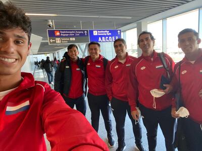 Daniel Vallejo se saca una selfie con los demás integrantes del equipo nacional de Copa Davis, aunque Martín Vergara no viajo por dar positivo al covid.