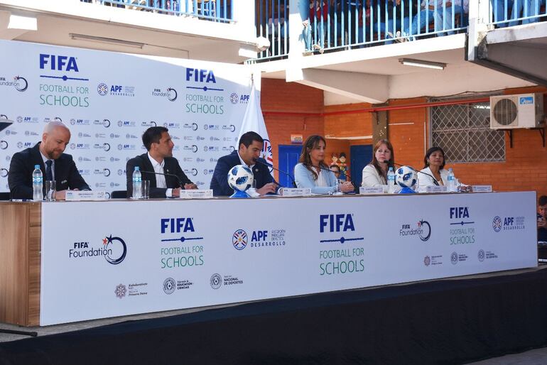 Conferencia de prensa durante la presentación del plan "Fútbol en las escuelas". 