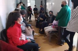 Los pasillos están abarrotados de pacientes que buscan atención médica desde muy temprano.