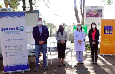 Representantes de Puntofarma y Banco Itaú durante la donación de 40 camas hospitalarias.