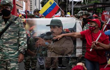 Partidarios del Gobierno y trabajadores estatales participan en una marcha para dar su apoyo al presidente venezolano Nicolás Maduro, quien se encuentra en una gira internacional por países asiáticos y europeos.