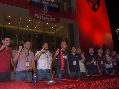Juan José Zapag (cuarto de izq. a der.) durante el evento de asunción al cargo de presidente de Cerro Porteño por los próximos cuatro años.