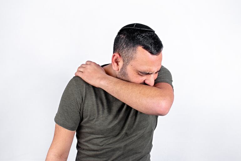 Al toser hay que cubrirse boca y nariz con la sangradura del codo.