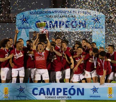 Celebración de los futbolistas del Rentistas tras alcanzar
el título del Apertura 2020 del campeonato uruguayo.