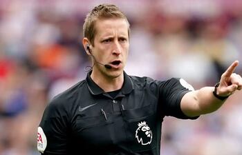 John Brooks, 33 años, árbitro inglés.