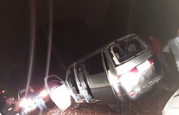 El furgón quedó con el vidrio trasero completamente roto a raíz del impacto de las balas.