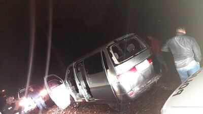 El furgón quedó con el vidrio trasero completamente roto a raíz del impacto de las balas.