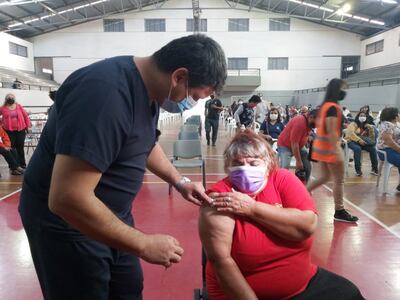 Una mujer recibe una de las dosis de la vacuna antiCOVID en la sede del partido Unace, en San Lorenzo.