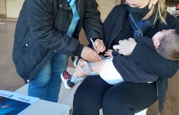 En paralelo a la vacunación contra el Covid-19, también se inicia la aplicación de dosis contra la influenza.