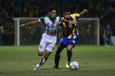 El delantero de Rubio Ñu Matías Verdún, intenta ganar por velocidad y dejar atrás la marca del ofensivo auriazul Marcelo Pérez. (Foto: APF)