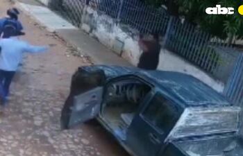 Momento en que el delincuente dispara contra la víctima. Afortunadamente el herido ya se encuentra fuera de peligro.