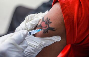 Un paciente recibe una dosis de vacuna anticovid.