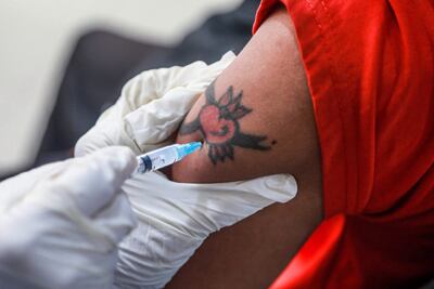 Un paciente recibe una dosis de vacuna anticovid.