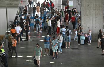 Varios turistas caminan por la terminal 4 del aeropuerto Adolfo Suárez Madrid Barajas.
