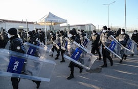 Oficiales de policía patrullan los alrededores del penal Sincan, donde se realizó el juicio.