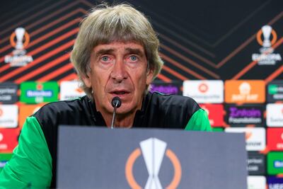}El entrenador del Real Betis, Manuel Pellegrini, durante la rueda de prensa tras el entrenamiento realizado este miércoles en el estadio Benito Villamarín, donde mañana jueves se enfrenta al Manchester United en el partido de vuelta de octavos de final de la Liga Europa en Sevilla. EFE/Julio Muñoz .