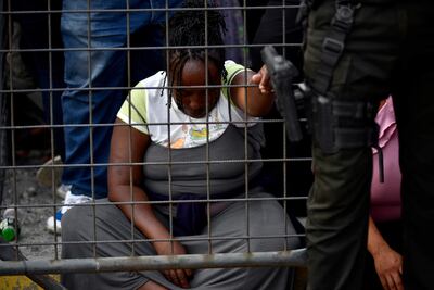 Una mujer, familiar de un reo de la cárcel de Guayaquil, espera noticias fuera de la morgue policial de la ciudad, el jueves.