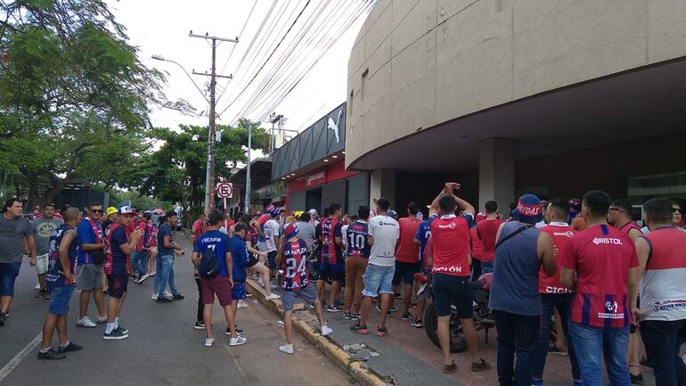Los hinchas de Cerro Porteño sobre la Avenida Quinta de Barrio Obrero aguardando el superclásico.