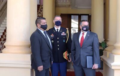 El encargado de negocios a.i. de EE.UU. en Paraguay Joseph Salazar (d) al salir del Palacio.