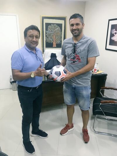 Santiago Gabriel Salcedo (40 años), nuevo fichaje del General Caballero JLM, con el presidente de la entidad, Julio Aldama.