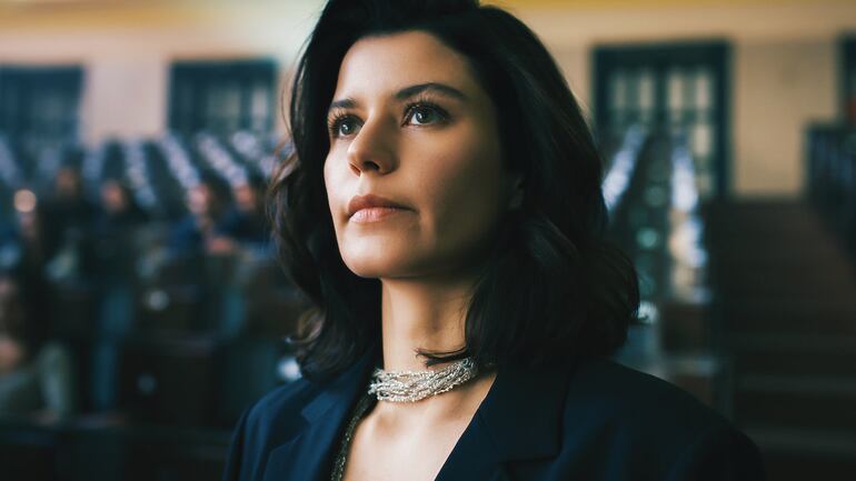 Beren Saat en "The Gift".